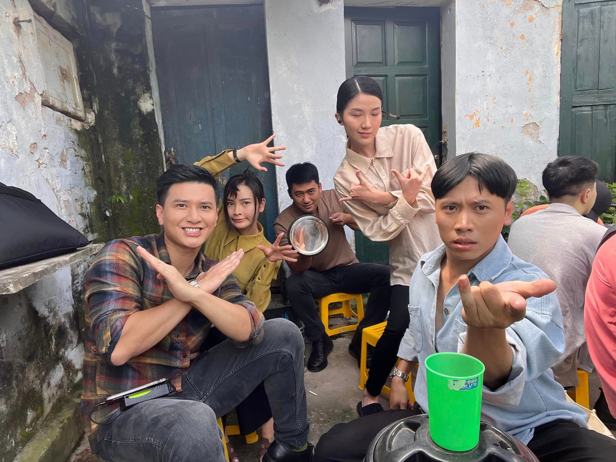 Khoảnh khắc hậu trường "nhí nhố" mỗi người một vẻ của Bảo Anh, Huỳnh Anh, Hoàng Long, Lương Thanh - những chiến sĩ cảnh sát hình sự của "Biệt dược đen".