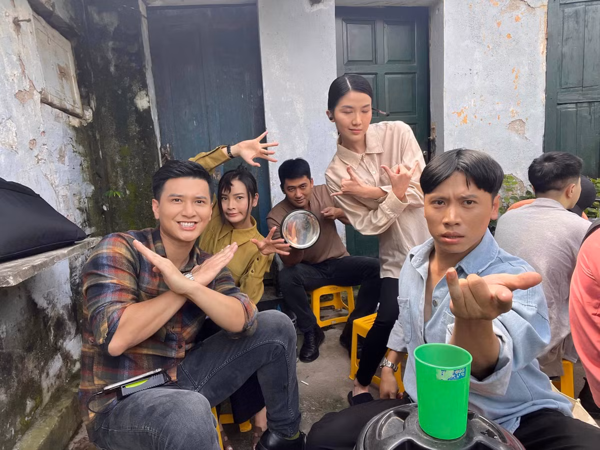 Khoảnh khắc hậu trường "nhí nhố" mỗi người một vẻ của Bảo Anh, Huỳnh Anh, Hoàng Long, Lương Thanh - những chiến sĩ cảnh sát hình sự của "Biệt dược đen".