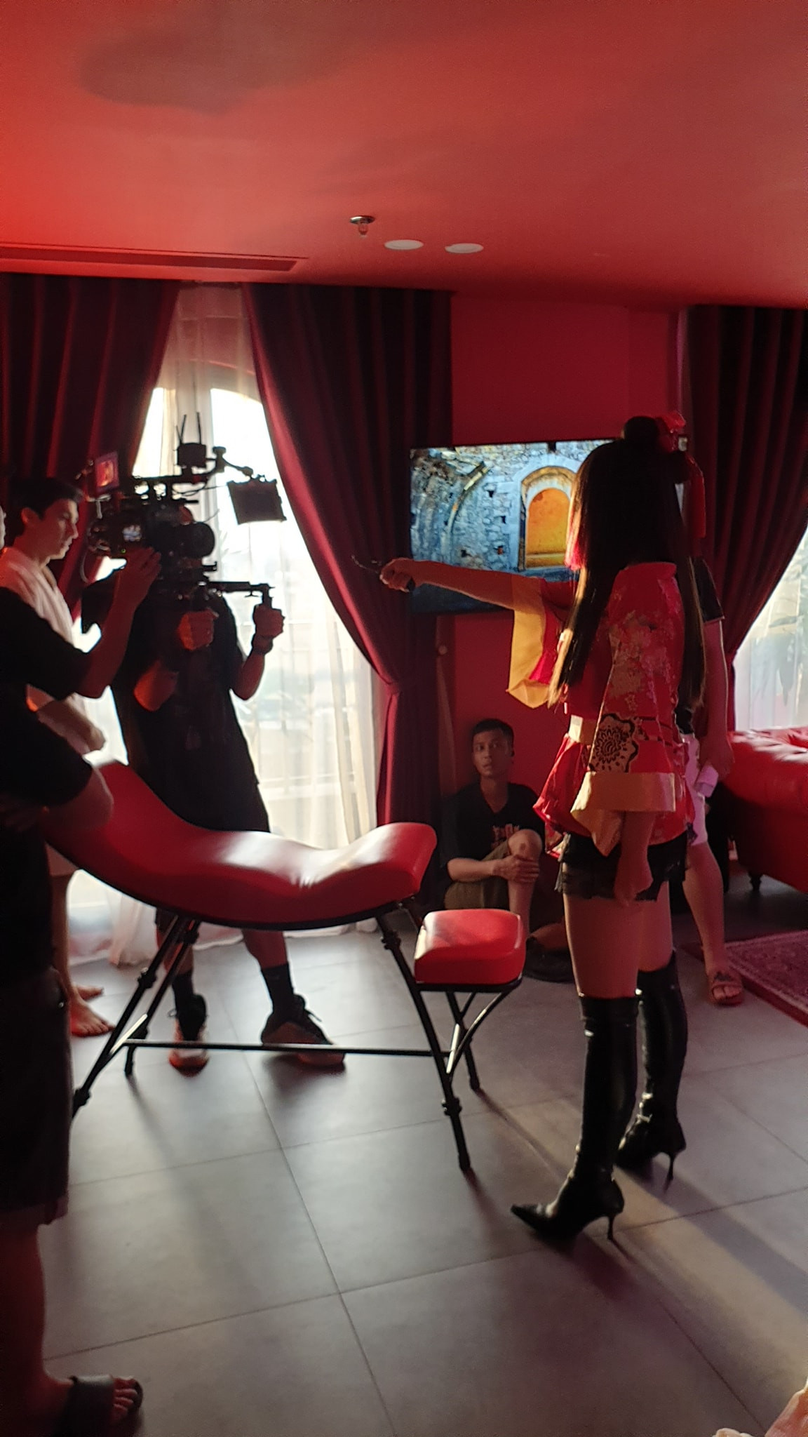 Hậu trường một phân cảnh gây tò mò liên quan đến mỹ nhân bí ẩn tóc đỏ, mang mặt nạ. Cô nàng đang là nhân vật khả nghi liên quan đến cái chết của thủ lĩnh Cityboy. FB Huy Nguyen Vu.