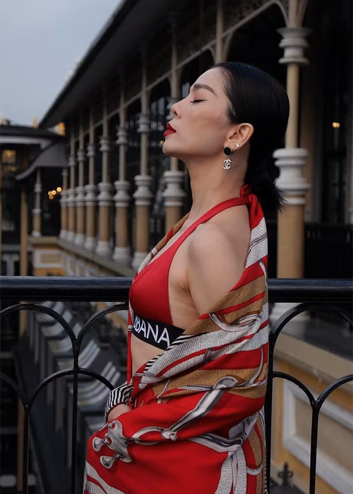 Nữ hoàng phòng trà mặc bộ áo tắm đỏ của thương hiệu nổi tiếng Dolce &amp; Gabbana, khoe ba vòng quyến rũ.