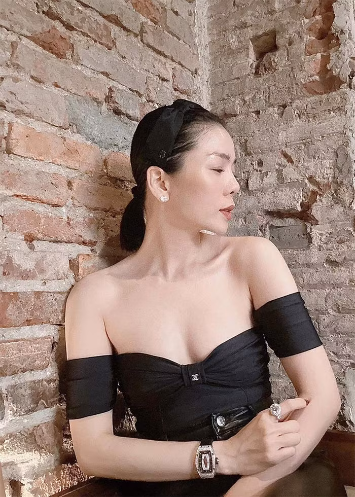 Sự nghiệp phát triển, cuộc sống viên mãn, tình yêu đẹp là những yếu tố giúp Lệ Quyên trẻ mãi không già.