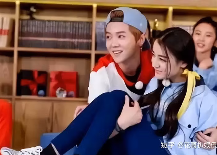 Thậm chí, một paparazzi còn khẳng định đã thấy Địch Lệ Nhiệt Ba và Lộc Hàm cùng ra vào một khách sạn ở Tokyo (Nhật Bản) vào năm 2017. (Ảnh: Sina)