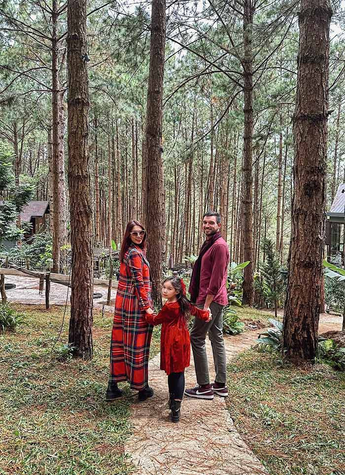 "Gia đình 3 người năm tới sẽ thành? Một vài chuyến đi cuối năm trước khi kết thúc. Hãy cùng nhau tận hưởng khoảng thời gian 'bình yên' trước khi chào đón thêm thành viên mới đến với gia đình nhỏ của chúng ta vào năm sau", Hà Anh viết trên trang cá nhân.