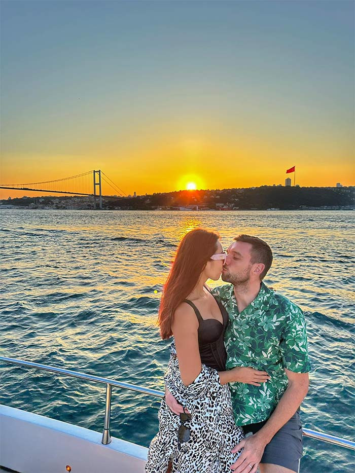 Còn Olly Olly không ngần ngại thừa nhận mình là người đàn ông may mắn khi gặp được người phụ nữ như Hà Anh. "Hà Anh rất quan tâm, chăm sóc tôi. Cô ấy sống hết mình, vô tư, luôn sẵn sàng làm đủ thứ ngốc nghếch với tôi. Đầu óc Hà Anh luôn tràn ngập ý tưởng, sự lãng mạn và bay bổng. Bản thân tôi hiểu môi trường công việc đòi hỏi một nửa của mình phải như thế nào. Vì thế, tôi trân trọng những giây phút khi rời khỏi ánh hào quang sân khấu, cô ấy trở về với mình bằng sự gần gũi và niềm hạnh phúc trong mối quan hệ", Olly chia sẻ.