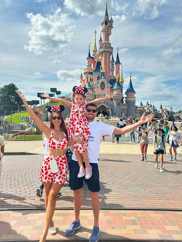 Chồng Hà Anh là người giúp đỡ vợ rất nhiều trong việc chăm sóc con cái, nhà cửa. Olly giúp vợ dọn dẹp, giặt giũ, chăm con và nấu ăn giỏi. Trong mắt nữ siêu mẫu, ông xã ngoại quốc là hậu phương hoàn hảo.