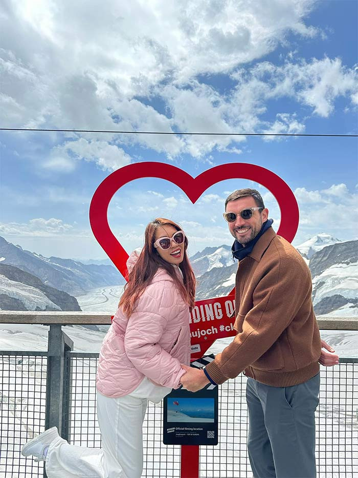 Nhiều người ngạc nhiên khi Hà Anh không chọn cho mình một đại gia hay doanh nhân để làm bạn đời như nhiều người nổi tiếng khác mà lại chọn một thầy giáo tiểu học để kết hôn. Tuy nhiên, cuộc sống hạnh phúc của hai người đã là câu trả lời cho tất cả.