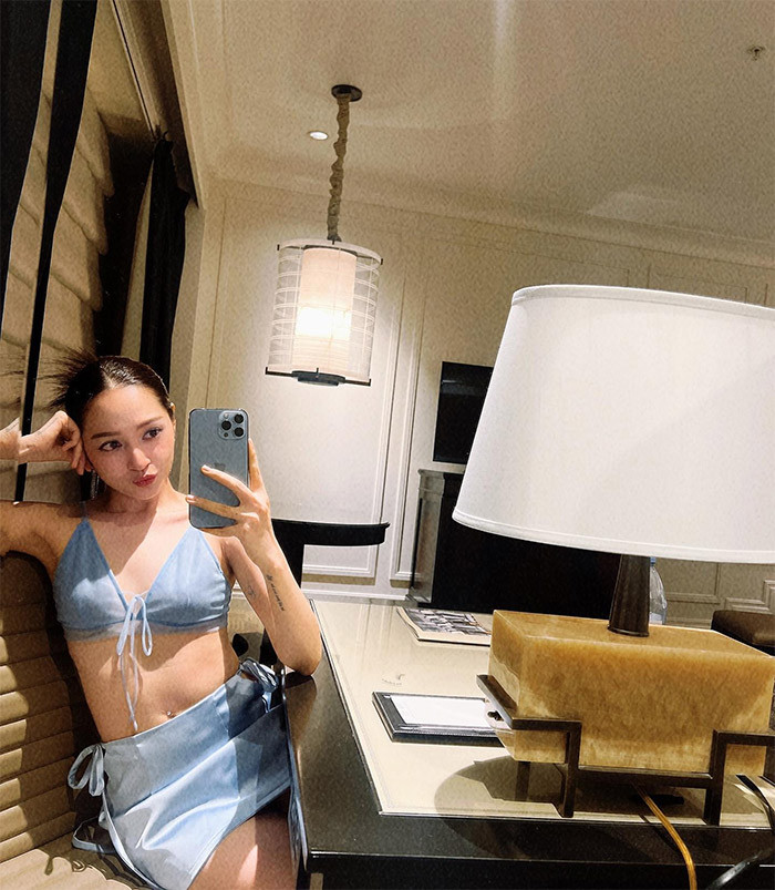 Nữ ca sĩ 31 tuổi trở lại với vóc dáng thon thả, quyến rũ và rất chăm mặc trang phục gợi cảm. (Ảnh: FBNV)