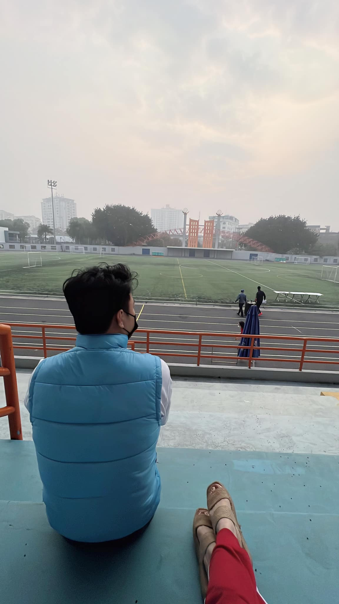 Hồng Đăng cùng bà xã đến sân vận động cổ vũ cho con gái từ khá sớm. Nam diễn viên đùa vui ái nữ là "nhìn như mõ mương, dặt dà dặt dẹo" mà không ngờ lại đạt thành tích cao. Đến nỗi khi ngồi trên khán đài quan sát con thi đấu, anh còn bày tỏ: "Chỉ lo nó ngất ra đấy thì chết dở…".