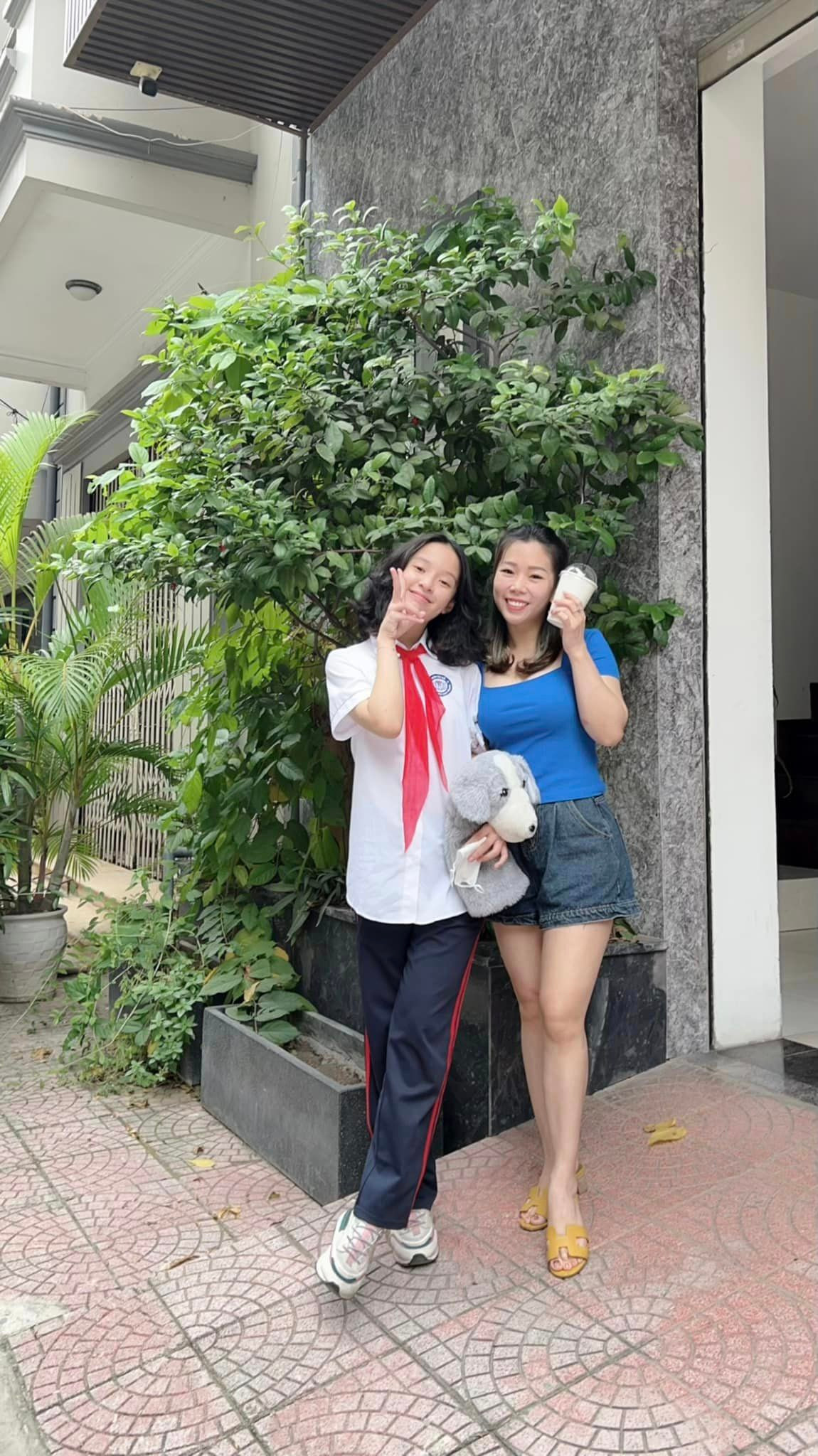 Mới 12 tuổi nhưng bé Nhím của "Bố ơi mình đi đâu thế" đã cao lớn hơn mẹ, ngày càng xinh và biết làm dáng.