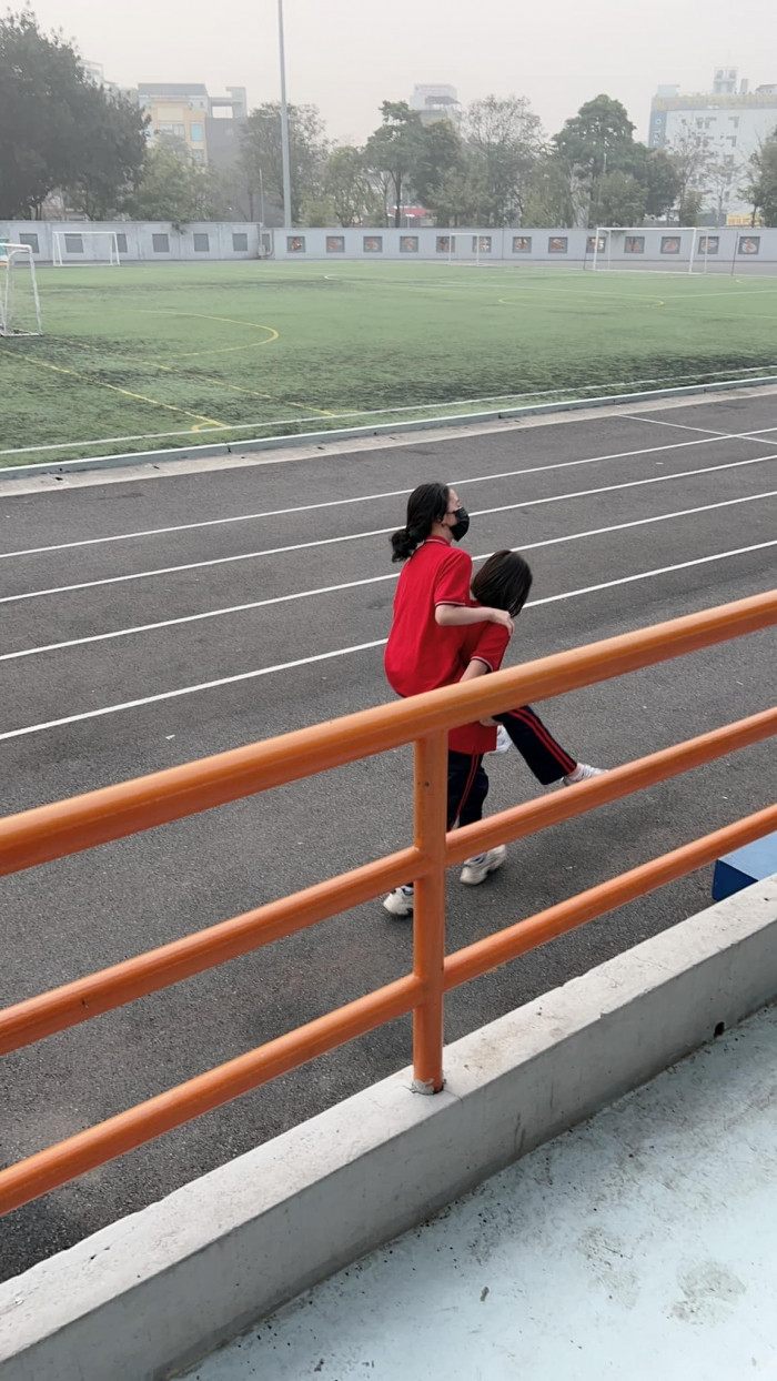 Trên trang cá nhân, bà xã của Hồng Đăng cũng chia sẻ: “2 cô bạn cùng lớp. 2 bạn là 1 trong nhóm điền kinh đại diện cho trường đi thi cấp Quận. Hẹn nhau 6h30 có mặt, đến từ rất sớm mục đích chỉ để tập trước bối cảnh khi được lên trao giải. Và rồi nỗ lực cố gắng đã thành công. 2 bạn đã giành được giải nhất và giải nhì đúng như vị trí của mình đã đứng lúc tập trao giải. Chúc mừng các con nhé… Cứ khoẻ mạnh, ngoan ngoãn là ba mẹ mừng. Không biết Nhím nhà ta có xung phong đi thi cấp thành phố không nhỉ”.