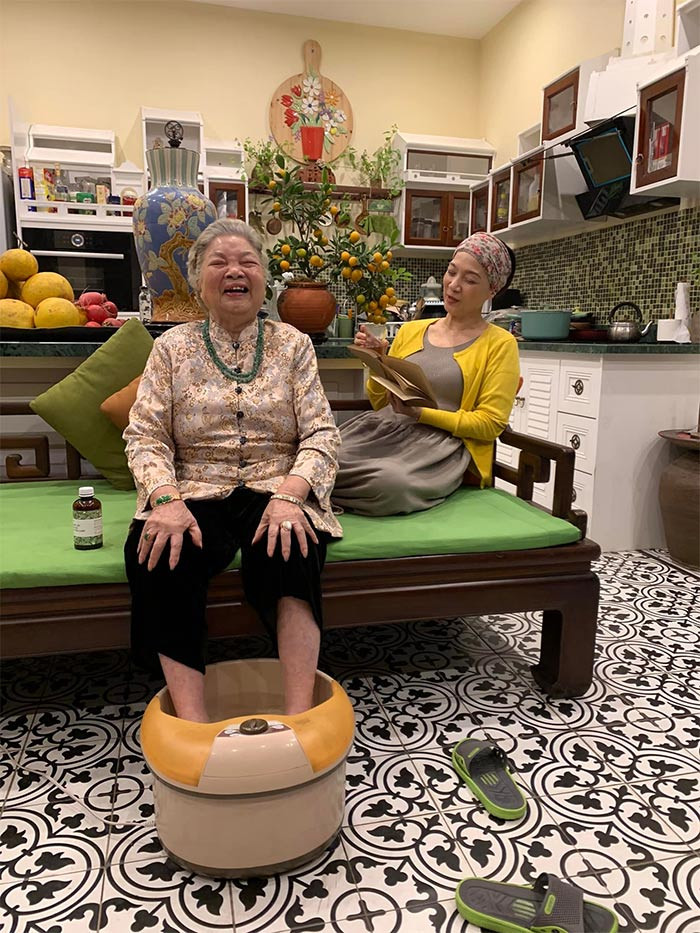 Thời gian rảnh, Lê Khanh dành thời gian nấu nướng, chăm sóc những người thân yêu trong gia đình.