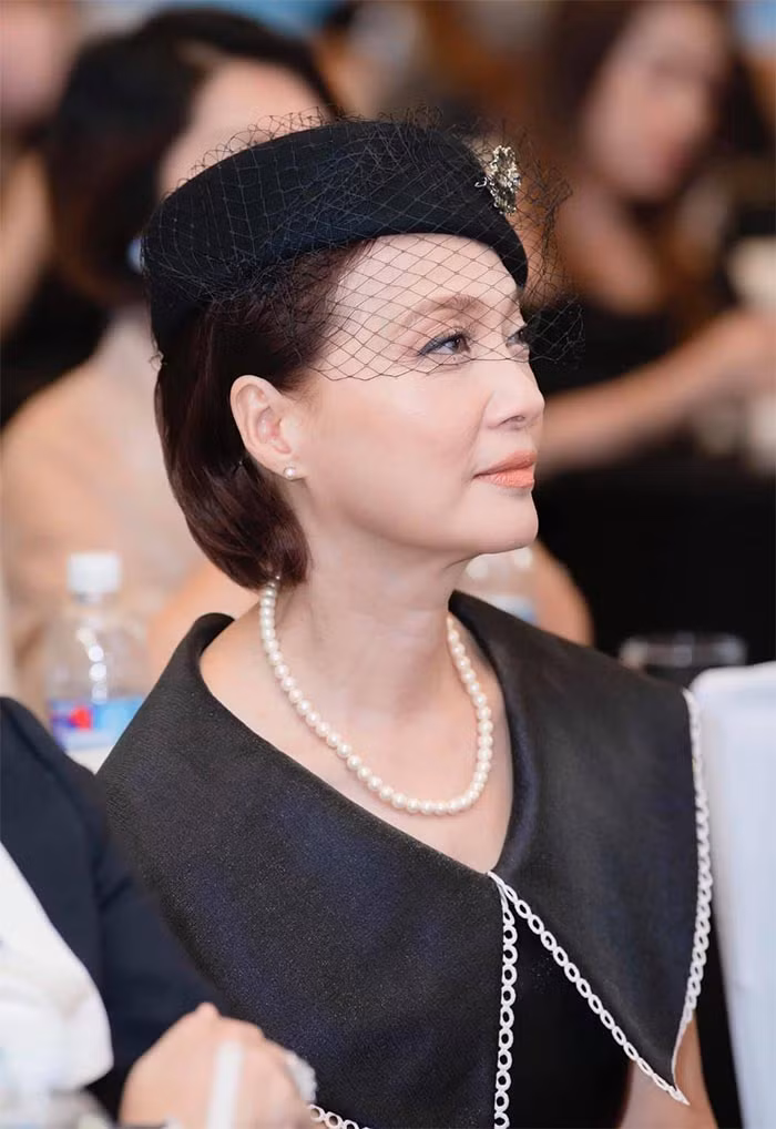 Lê Khanh tham gia khá nhiều phim truyền hình và điện ảnh ở phía Nam như: Gái già lắm chiêu, Cô gái từ quá khứ, Kiều...