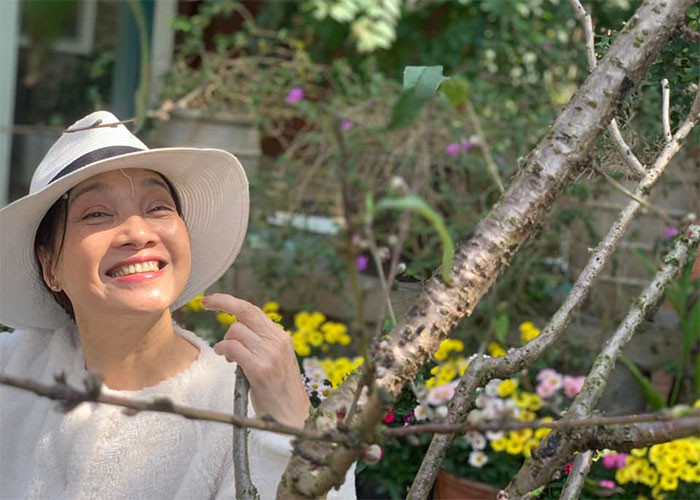 "Có những thời điểm, tôi làm phim đặc vùng miền Tây trong suốt 3, 4 năm, rồi lại trụ ở Sài Gòn 5 năm liền cho những dự án khác", nghệ sĩ Lê Khanh tâm sự.