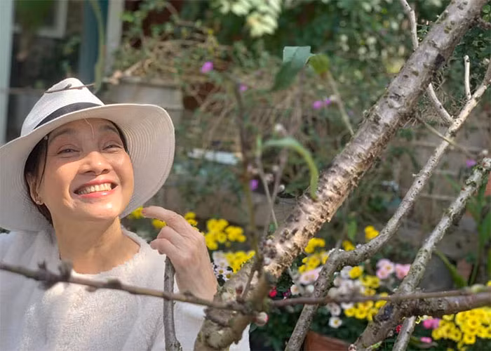 "Có những thời điểm, tôi làm phim đặc vùng miền Tây trong suốt 3, 4 năm, rồi lại trụ ở Sài Gòn 5 năm liền cho những dự án khác", nghệ sĩ Lê Khanh tâm sự.