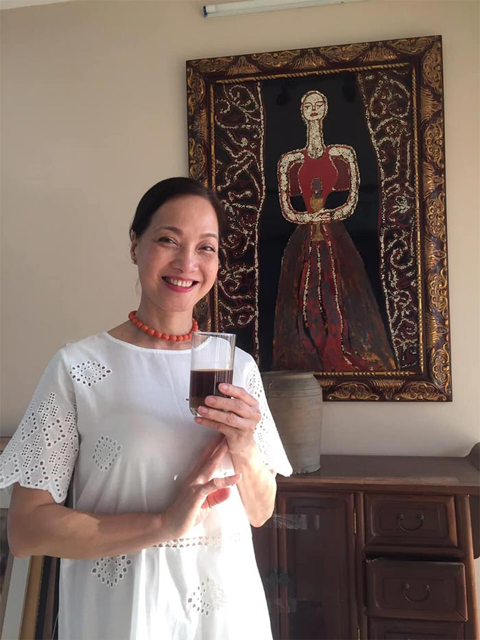 Chuẩn bị chạm ngưỡng 60 tuổi, NSND Lê Khanh vẫn giữ được những nét đẹp đằm thắm thời huy hoàng xưa.