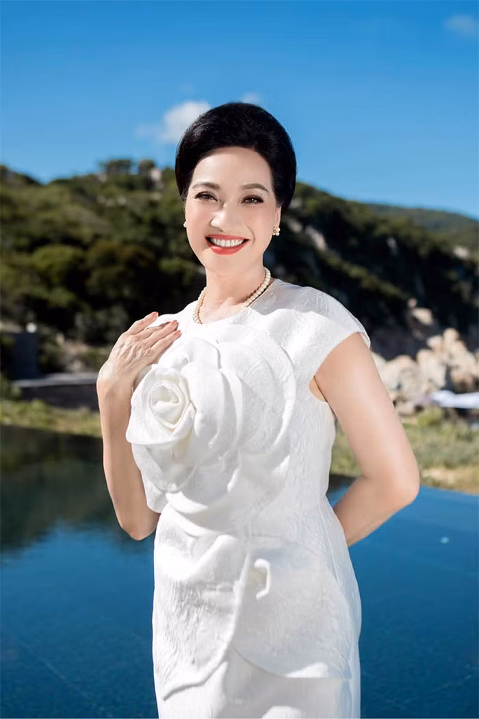 Mặc dù về hưu, nhưng NSND Lê Khanh vẫn rất bận rộn với các dự án phim ảnh, đặc biệt là ở phía Nam.