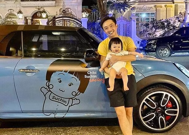 Suchin còn được bố mua sẵn một chiếc ô tô. Không những thế Cường Đô la còn vẽ hình con gái lên một chiếc xe của gia đình.