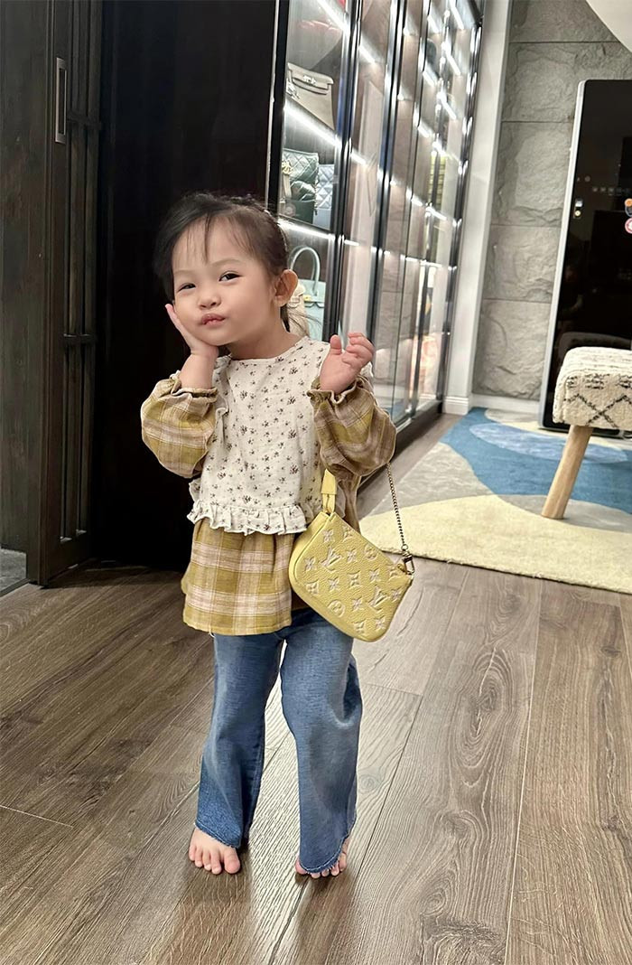 Ngoài túi hiệu, Suchin cũng được mẹ sắm rất nhiều quần áo đắt tiền, nên cô bé luôn chỉn chu ăn mặc, đầu tóc từ những chi tiết nhỏ nhất.