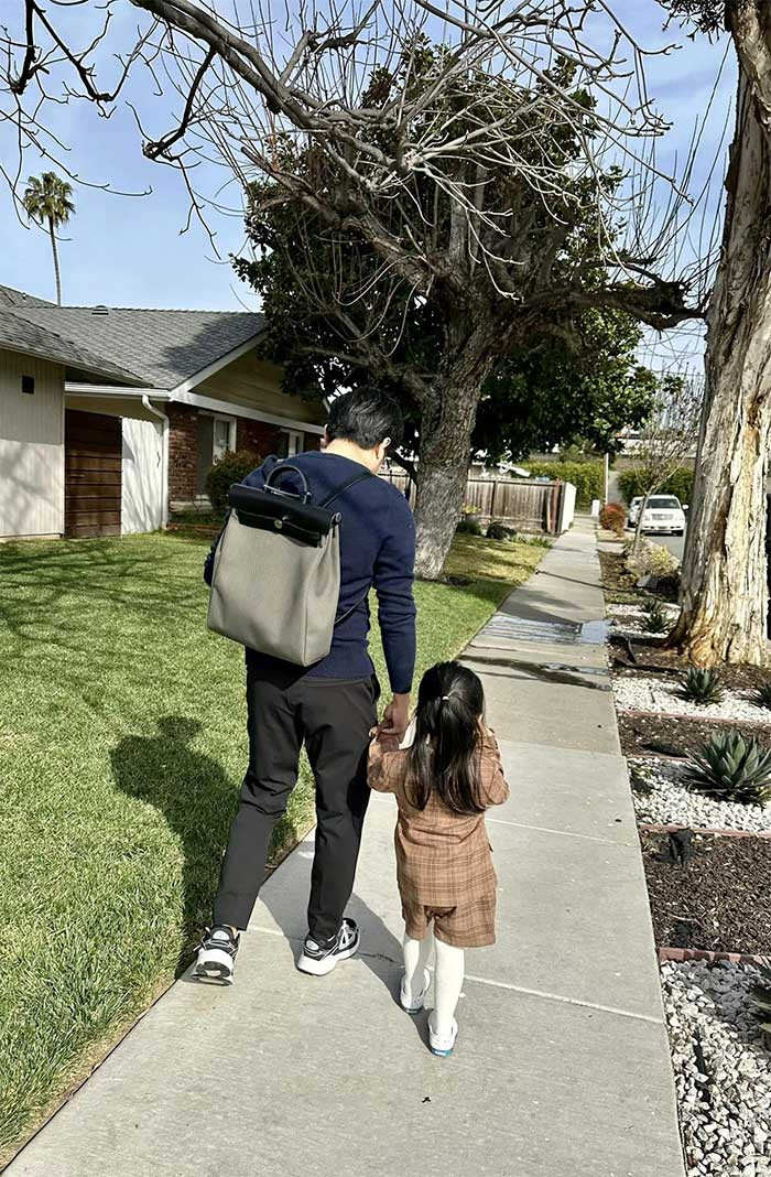 Cường Đô la từng gây sốt khi khoe nắm tay con gái đi đến trường ở Mỹ. Tuy nhiên, nhóc tỳ vẫn trở về Việt Nam để sinh sống cùng bố mẹ.