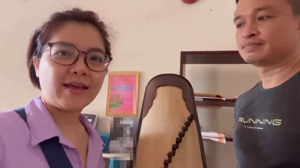 Trong hành trình tham gia "Chị đẹp đạp gió rẽ sóng", cựu thành viên nhóm Mắt Ngọc luôn có ông xã đồng hành. Trước vòng Công diễn 2, nữ ca sĩ được chồng hộ tống đi học đàn tranh. Ảnh cắt clip FBNV.