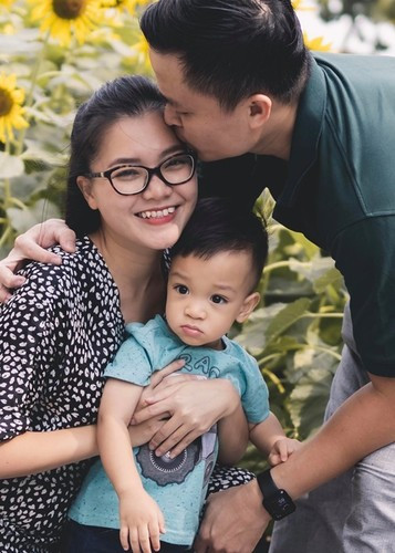 Trải qua nhiều lần thụ tinh trong ống nghiệm không thành công, sau 8 năm, vợ chồng Thanh Ngọc vỡ òa hạnh phúc khi đón chào con trai đầu lòng tên Ủn.