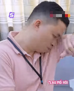 Theo đó, sau màn biểu diễn xuất sắc ở Công diễn 2, ca sĩ Thanh Ngọc đã gặp chấn thương nhỏ phần cổ tay. Cô được chồng bác sĩ chăm sóc rất tận tình, cẩn thận băng bó vết thương đến toát mồ hôi.