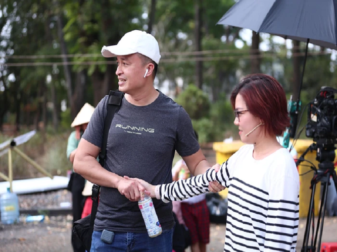 Trước đó, trong chương trình "Mái ấm gia đình Việt", ca sĩ Thanh Ngọc cũng được chồng bác sĩ hộ tống đến ghi hình. Sau mỗi thử thách, cô được người bạn đời chăm sóc, xoa bóp tay. Ảnh: Phụ nữ Việt Nam.