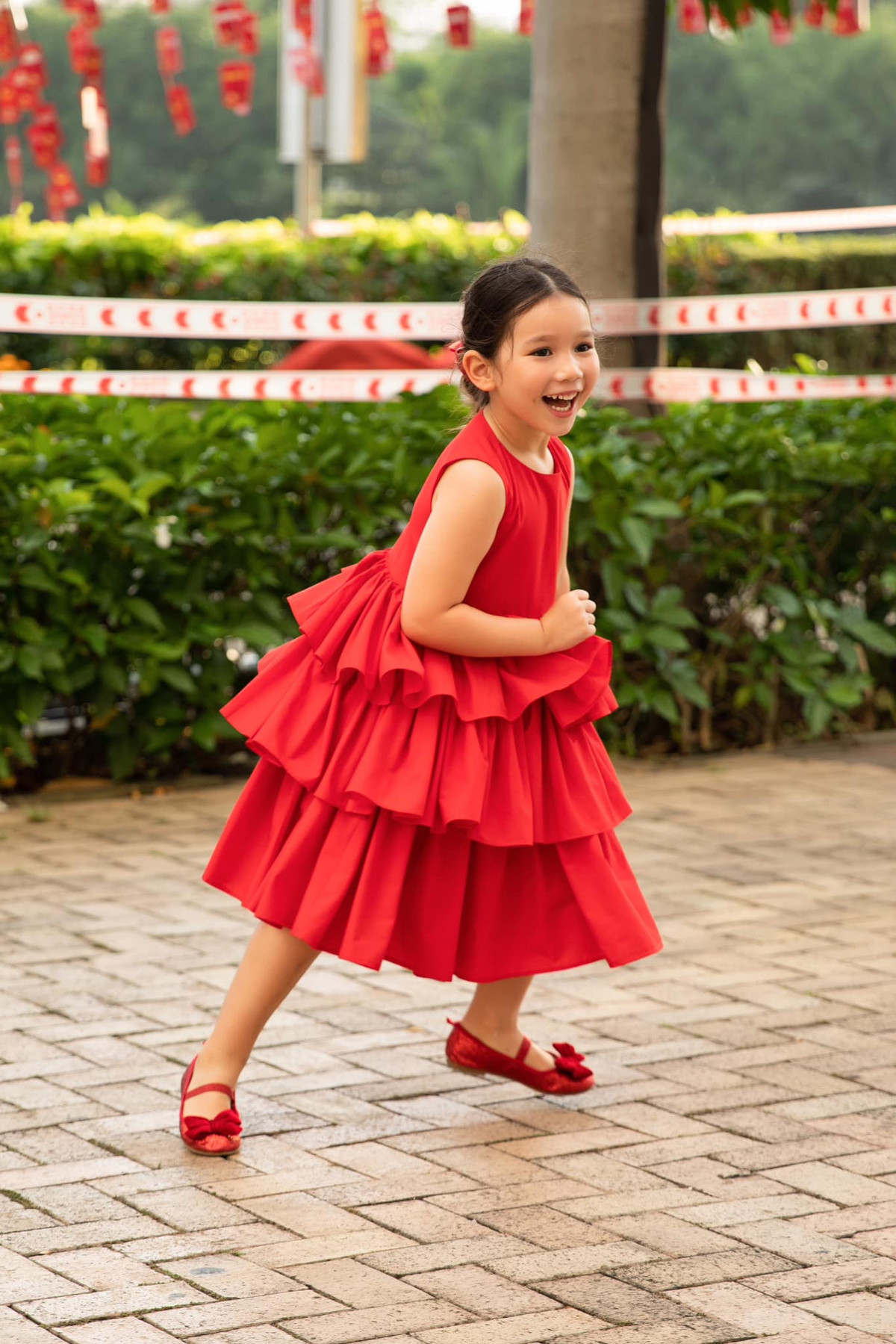 Mới đây, trên trang cá nhân, siêu mẫu Hà Anh không giấu nổi niềm hạnh phúc khi chia sẻ: "Ngày mai em bé xinh của mẹ vào lớp 1 (hệ Anh Quốc). Mẹ nhớ ngày nào mới đẻ nó bé tí ti mà giờ lớn và yêu thế này rồi!".