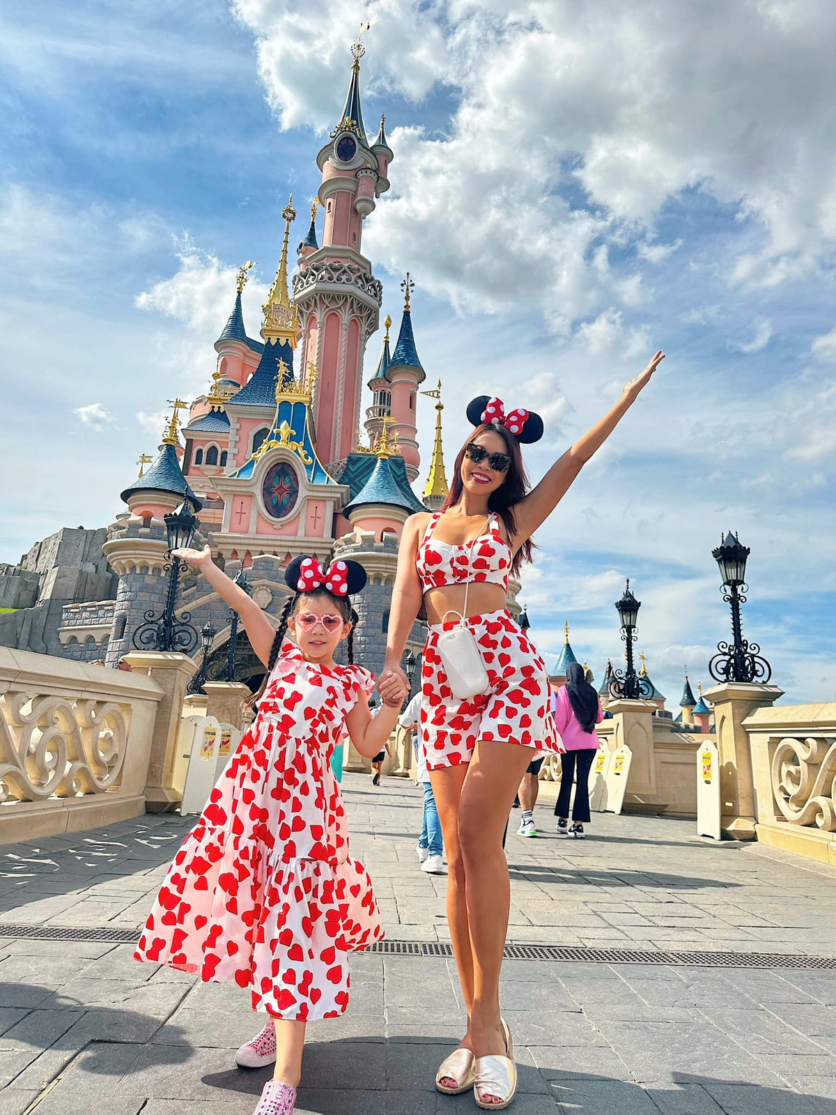 Công chúa nhỏ sở hữu vẻ đẹp xinh xắn và đáng yêu với đôi mắt to tròn, nước da trắng bóc... Thần thái của Myla cũng không thua kém mẹ siêu mẫu.