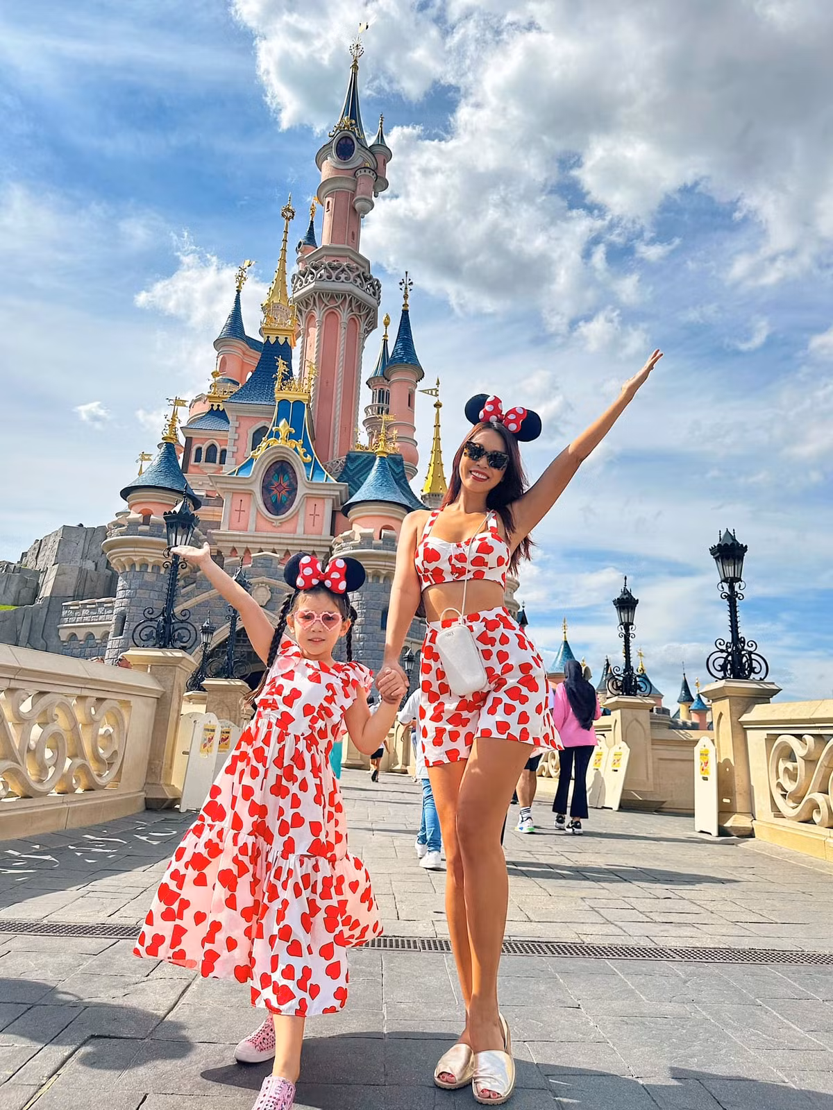 Công chúa nhỏ sở hữu vẻ đẹp xinh xắn và đáng yêu với đôi mắt to tròn, nước da trắng bóc... Thần thái của Myla cũng không thua kém mẹ siêu mẫu.