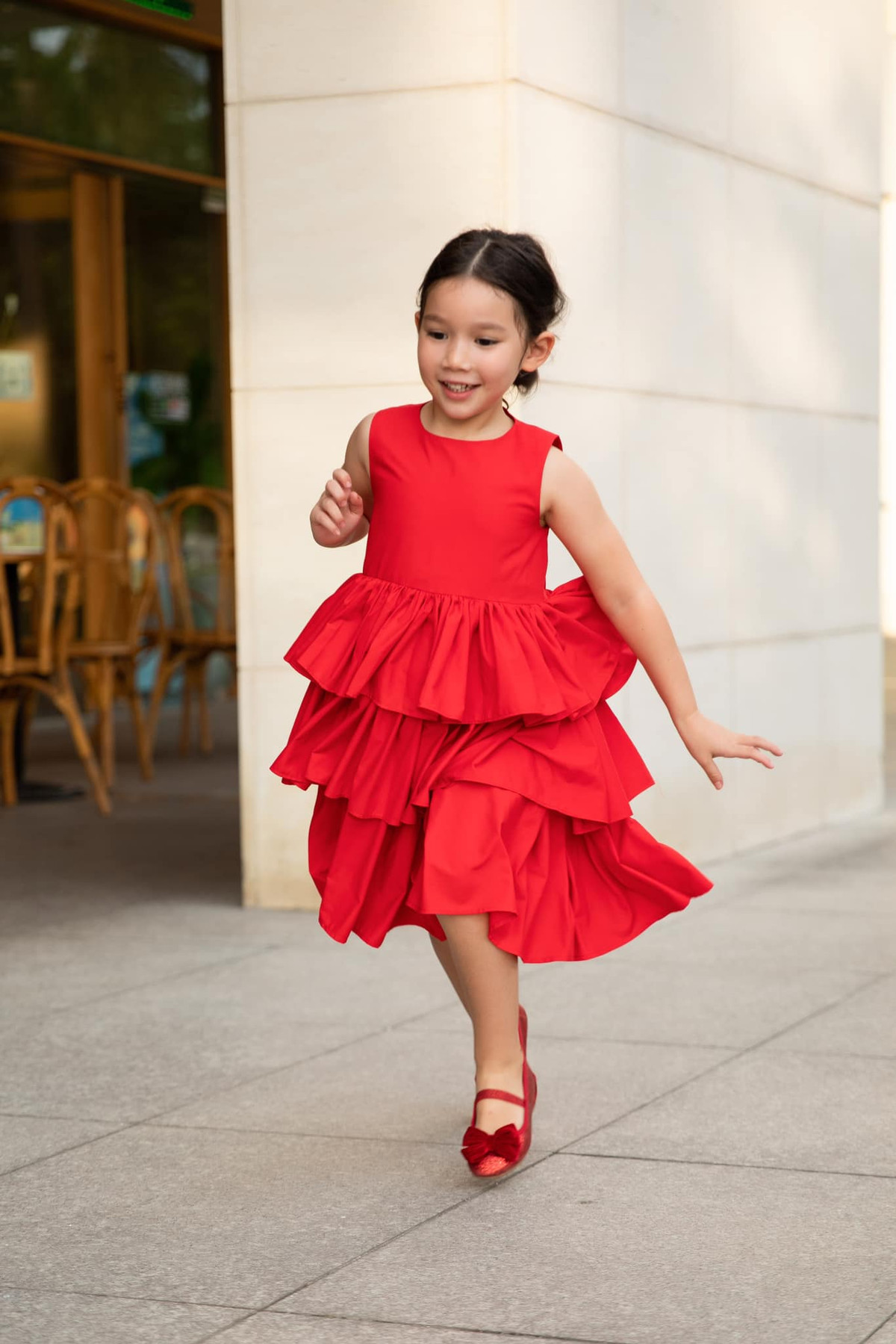 Nữ siêu mẫu sinh năm 1982 chia sẻ, Myla sinh năm 2018, theo học hệ lớp 1 của Anh Quốc (sớm hơn như ở Việt Nam) và học hoàn toàn bằng tiếng Anh.