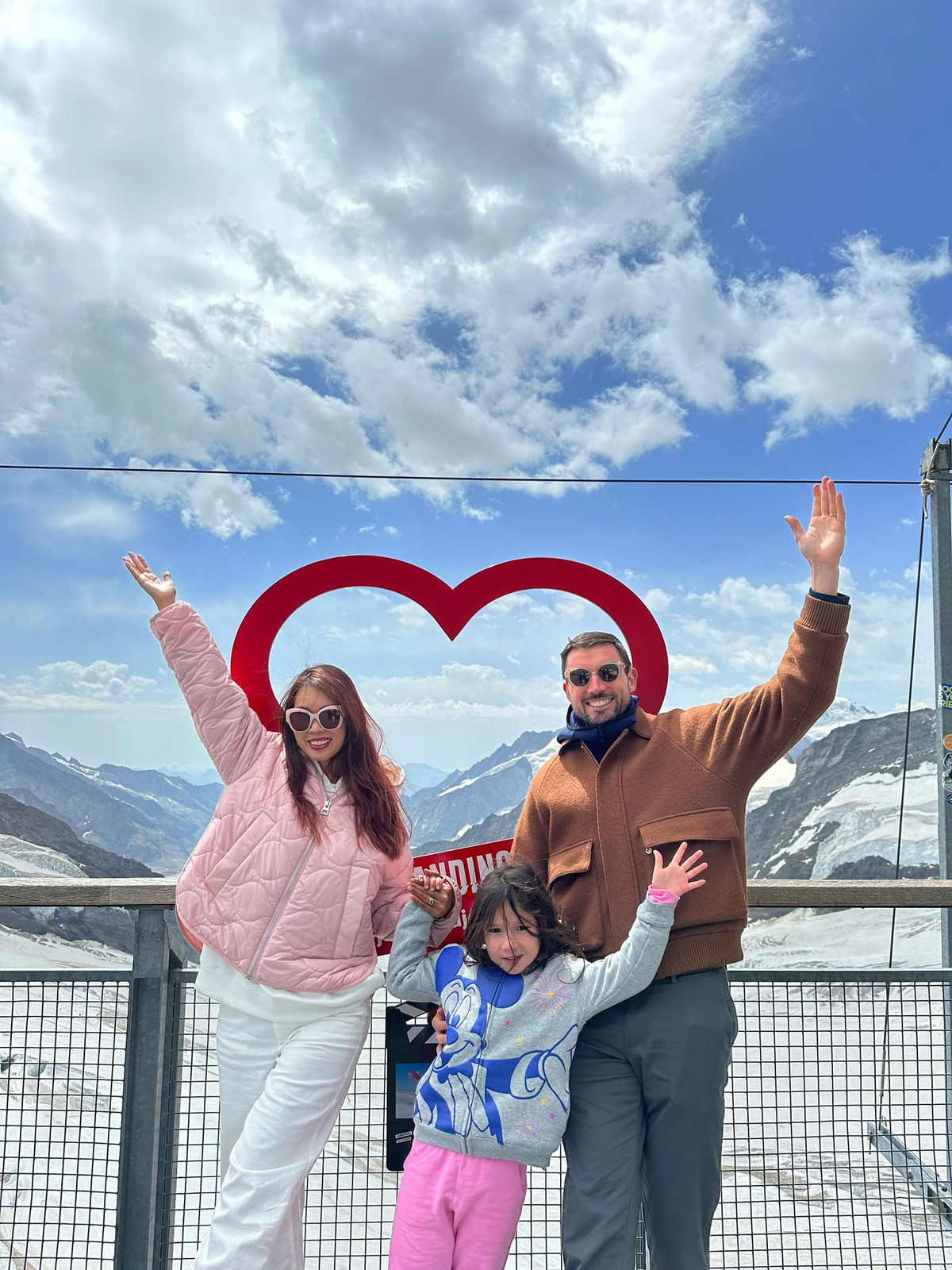 Hà Anh sở hữu chiều cao 1m75, trong khi ông xã người Anh của cô cao gần 2m.