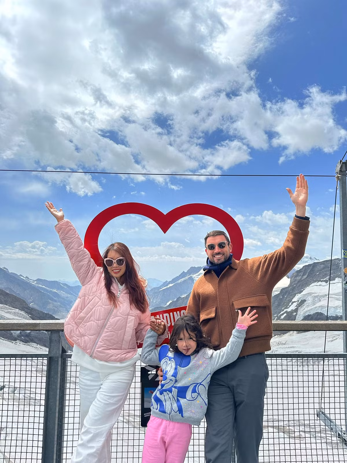 Hà Anh sở hữu chiều cao 1m75, trong khi ông xã người Anh của cô cao gần 2m.