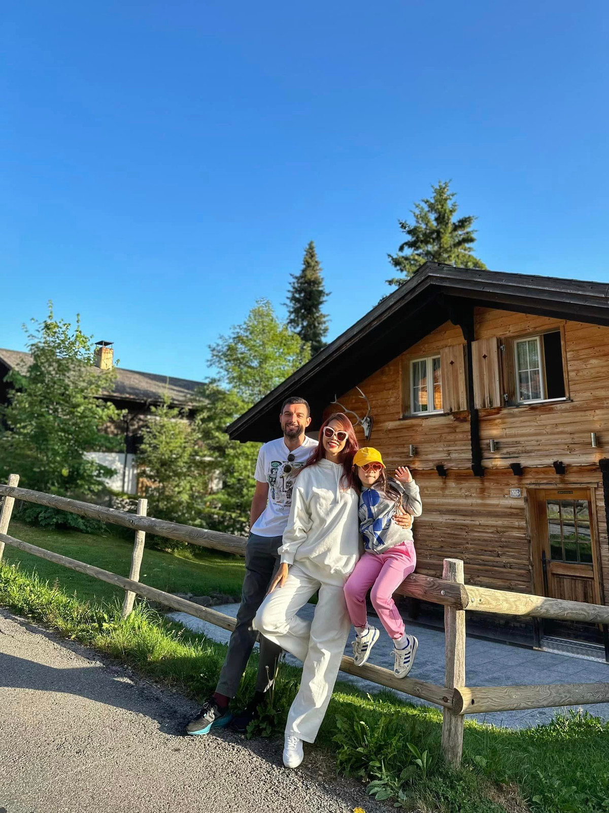 Trước đó, thời điểm Myla được 4 tuổi, Hà Anh từng bày tỏ con gái giống gien bố mẹ (đặc biệt là bố) nên cao ơi là cao: "Mẹ phải mua đồ trẻ con 6 tuổi cho nàng mặc và vì nàng dạn người, tự tin chỗ đông nên người ta cứ nghĩ là nàng lớn lắm rồi".