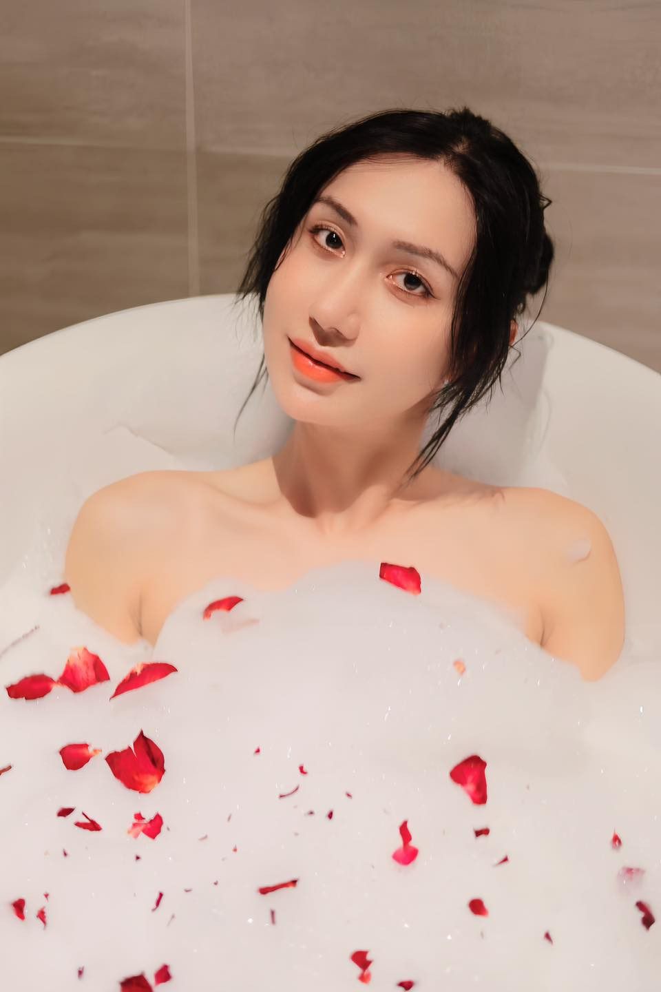 Diện mạo mới giúp "chị đẹp" 35 tuổi nhận được sự quan tâm của đông đảo khán giả và ngày càng đắt show hơn trước.