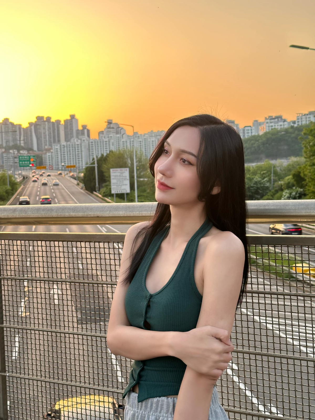 Nhan sắc rạng rỡ ở đời thường của mỹ nhân chuyển giới nhận được nhiều lời khen ngợi.