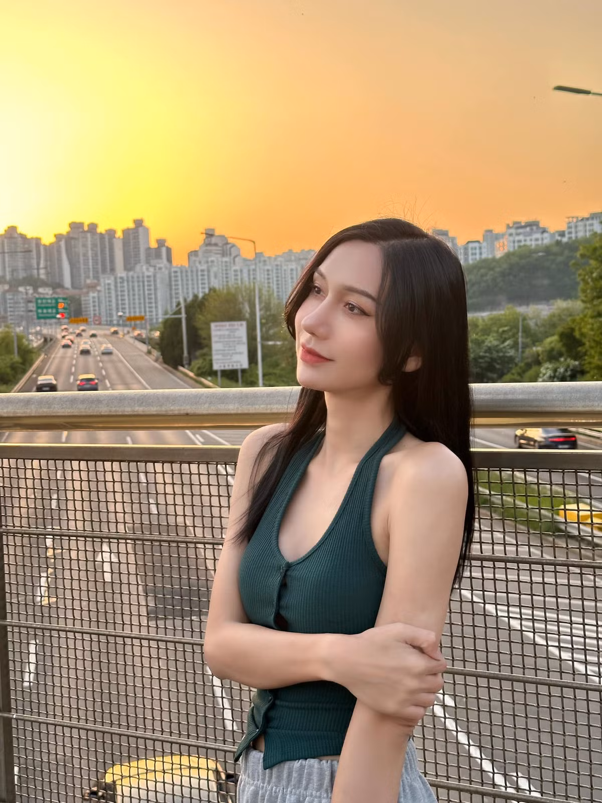 Nhan sắc rạng rỡ ở đời thường của mỹ nhân chuyển giới nhận được nhiều lời khen ngợi.