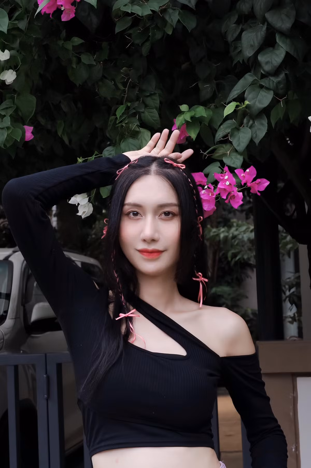 Trong loạt ảnh mới, Lynk Lee còn tiết lộ đang ở nhà chung với dàn mỹ nhân thi "Chị đẹp đạp gió rẽ sóng".