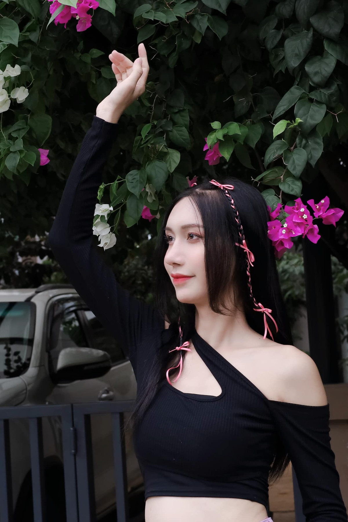 Giọng ca chuyển giới tết tóc, phối đồ đen - hồng theo phong cách của nhóm nhạc nữ Hàn Quốc, tự nhận mình là "BlackPink ở bên giàn hoa giấy".