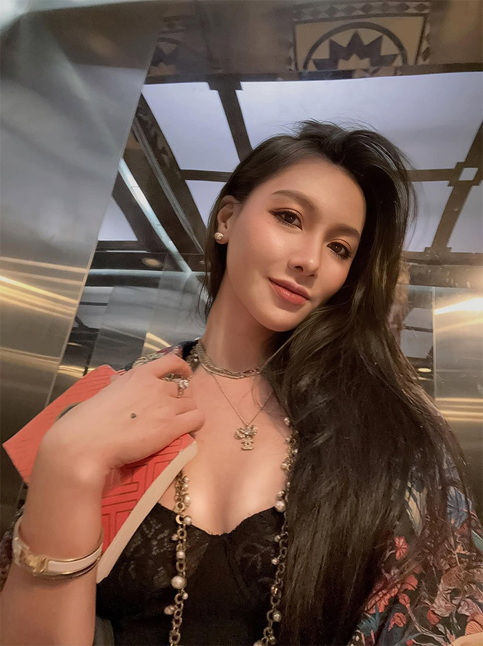 Style sang chảnh, toàn đồ hiệu của cô nữ MC khiến nhiều người ngưỡng mộ.