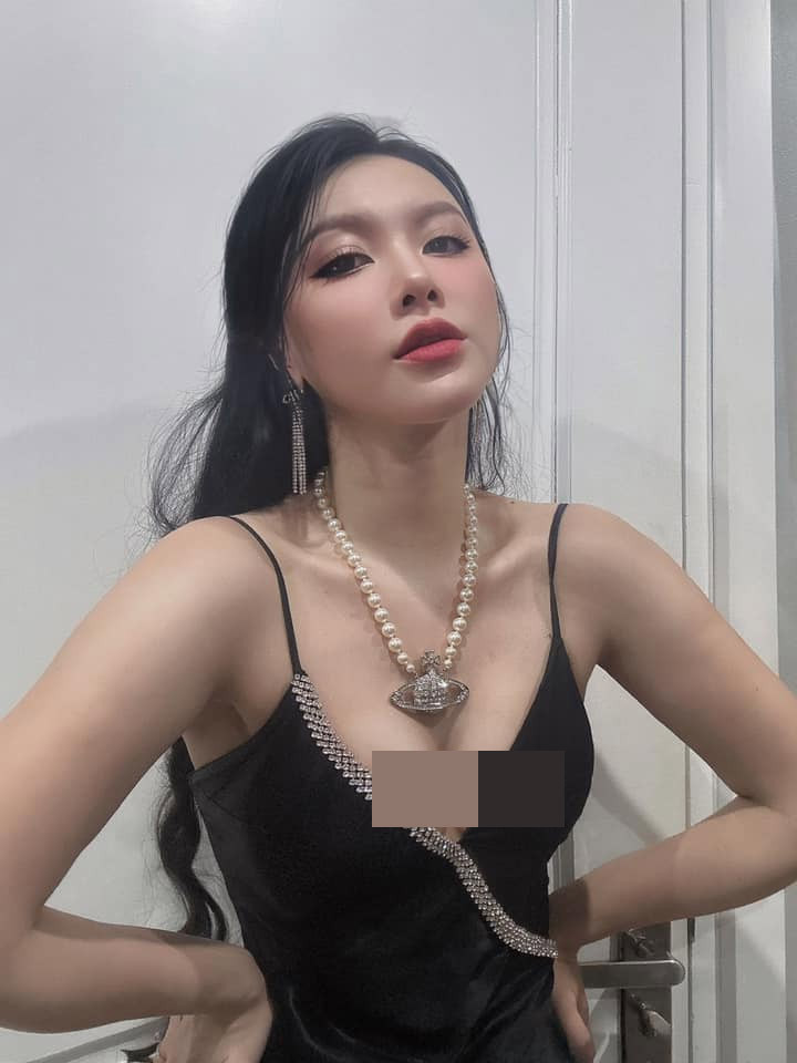 Minh Hà thường chọn những chiếc váy hai dây, khoét sâu, khoe một phần vòng một bắt mắt.