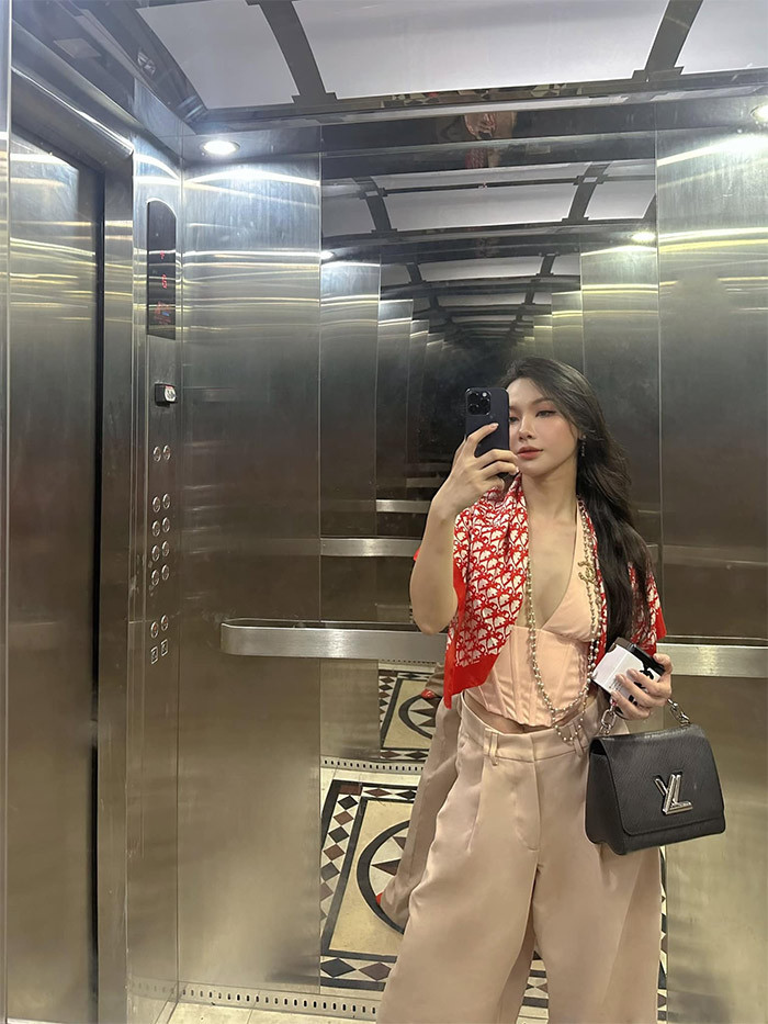 Không chỉ style dự tiệc mà phong cách ăn mặc hàng ngày của Minh Hà cũng rất gợi cảm.