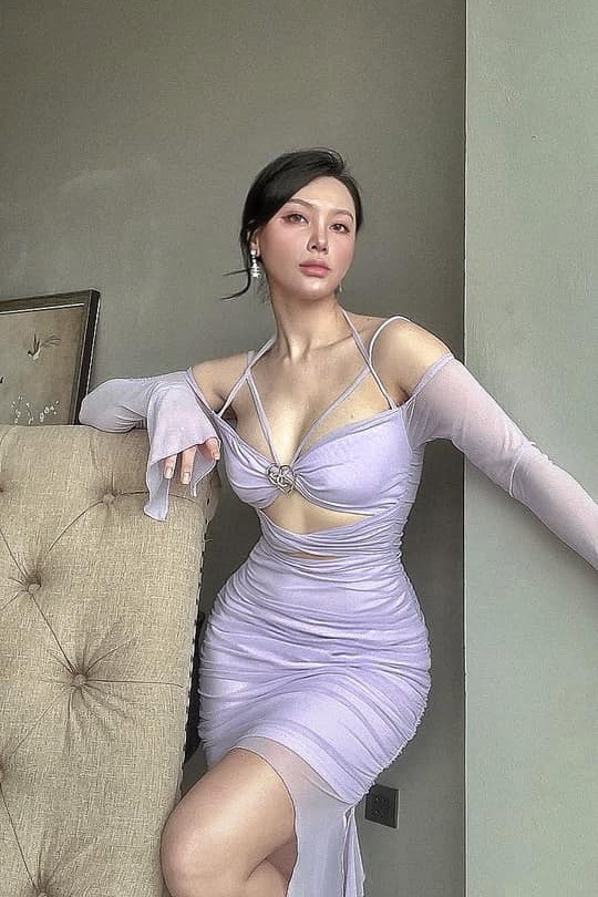 Mỹ nhân sinh năm 1987 áp dụng chế độ ăn uống, tập luyện nghiêm khắc để giữ vòng eo con kiến.