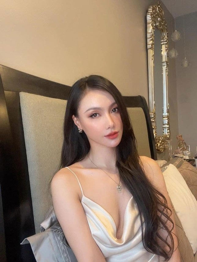 Người đẹp 36 tuổi hiện tận hưởng cuộc sống độc thân, thường xuyên đi du lịch.