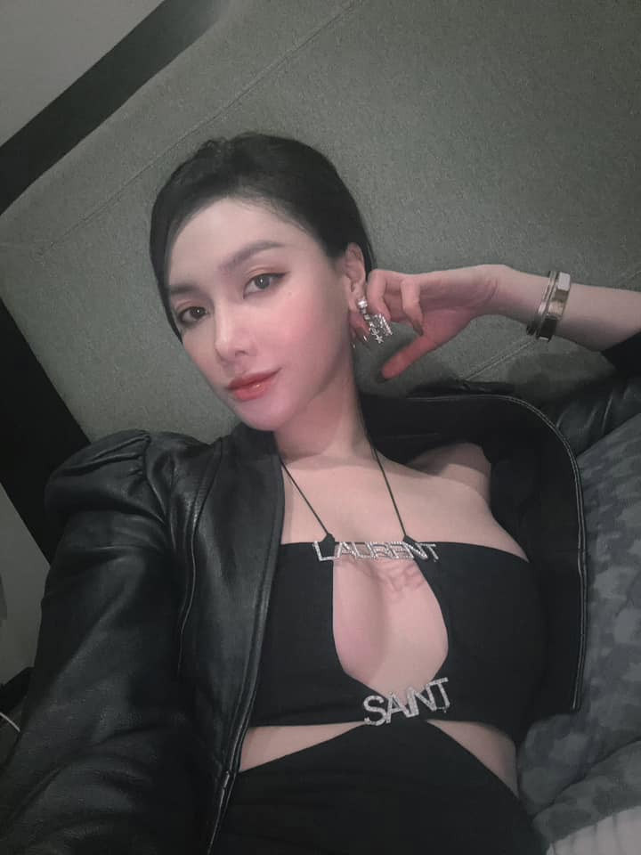 Phong cách thời trang táo bạo, khoe khéo vòng 1 của Minh Hà nhận được nhiều lời khen.