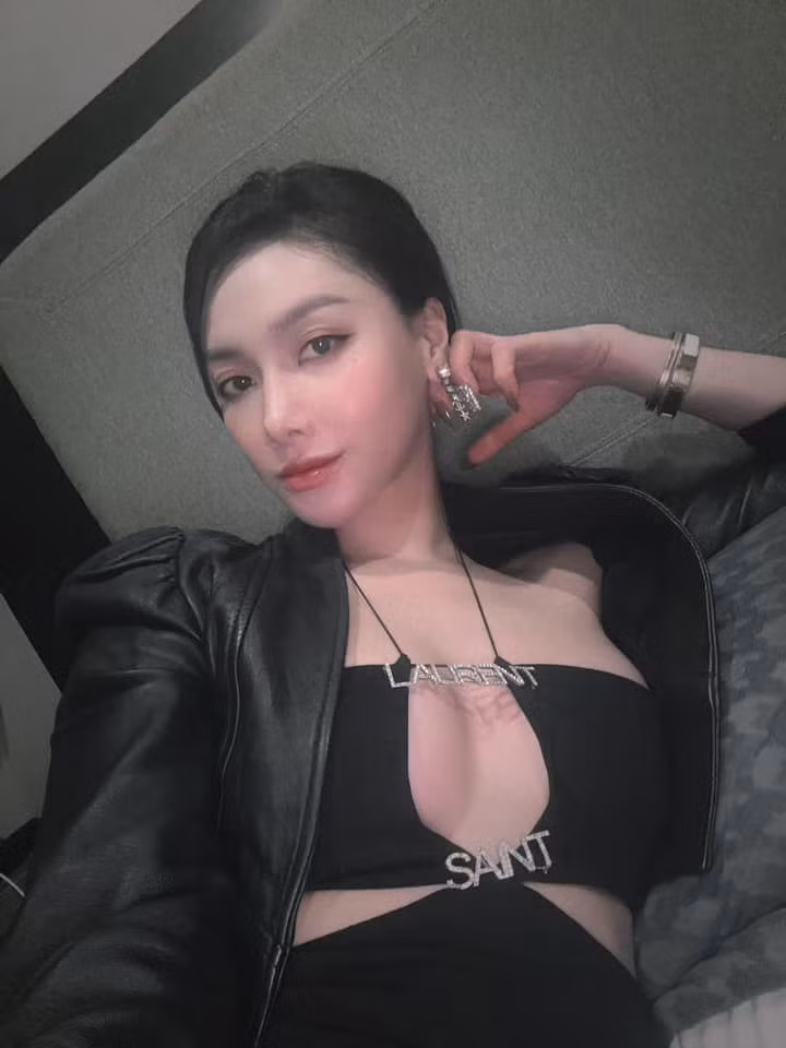 Phong cách thời trang táo bạo, khoe khéo vòng 1 của Minh Hà nhận được nhiều lời khen.