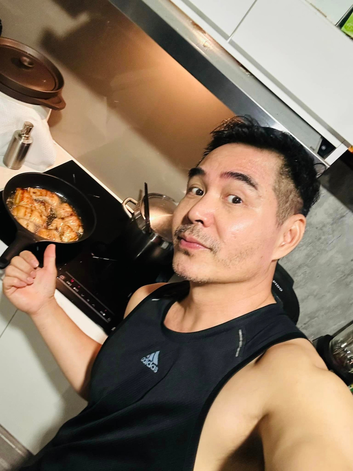 Ngoài đóng phim, nam diễn viên phim "Lật mặt 6" có sở thích nấu ăn. Anh còn mở một kênh Youtube riêng về ẩm thực.