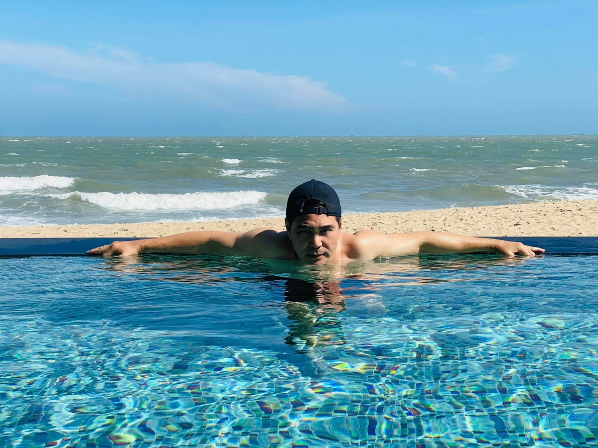 Phong độ ngút ngàn, đào hoa trên phim, thế nhưng Trung Dũng vẫn sống độc thân ở tuổi trung niên.