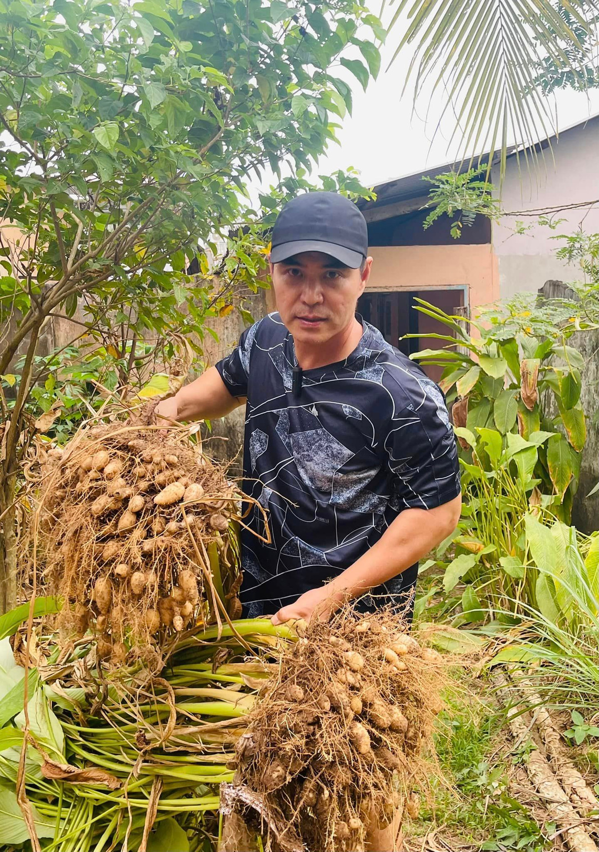 Vài năm trở lại đây, Trung Dũng không ít lần vướng tin đồn về giới tính nhưng anh đều lên tiếng phủ nhận.