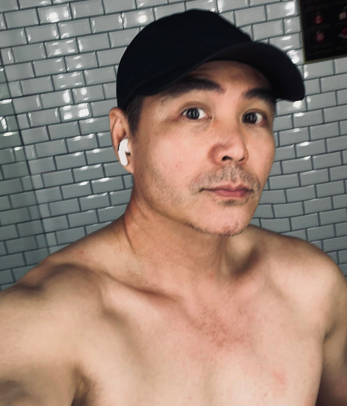 Dù bận rộng với lịch quay nhưng anh vẫn cố gắng duy trì tập gym, bơi lội... để có vóc dáng săn chắc.